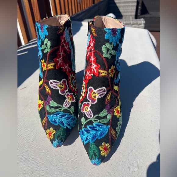 Stuart Weitzman Women’s bootie in botanical embroidery size 10 heel 3.8” - Picture 4 of 7